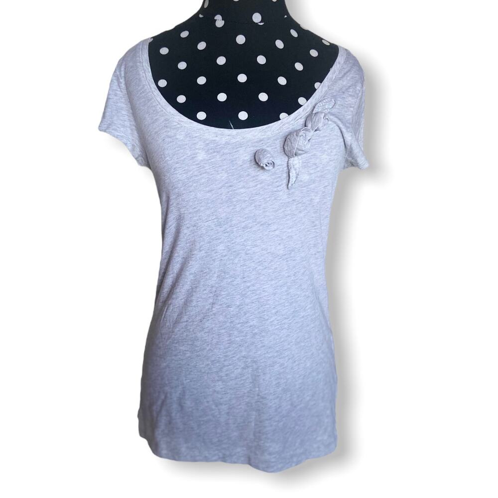 Gap Womensโ Tee Size Small Gray Fitted Top Flowers at Neck Shirt